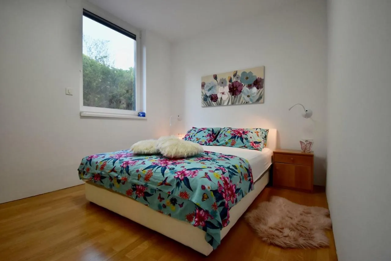 Amazing Luxury Apartment 200 M From The Beach Pula